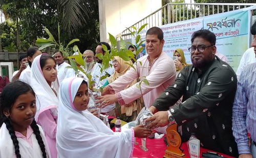 সোনারগাঁয়ে রোনেসা ইন্টারন্যাশনাল ফাউন্ডেশনের  শিক্ষার্থীদের সংবর্ধনা ও বৃক্ষ বিতরণ