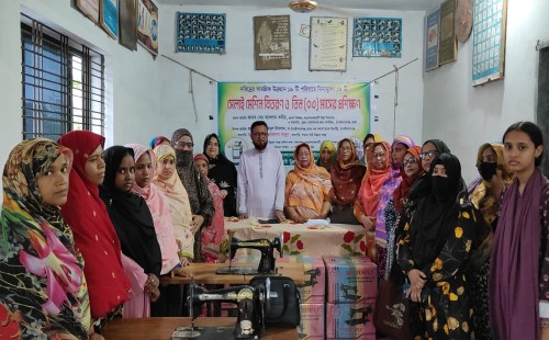 দরিদ্রের সামগ্রিক উন্নয়নে ১৯ টি পরিবারকে বিনামূল্যে সেলাই মেশিন বিতরণ