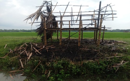 বটিয়াঘাটায় সন্ত্রাসীদের রাজত্ব,চাঁদা না পেয়ে ঘেরের বাসায় আগুন ও লুটপাট