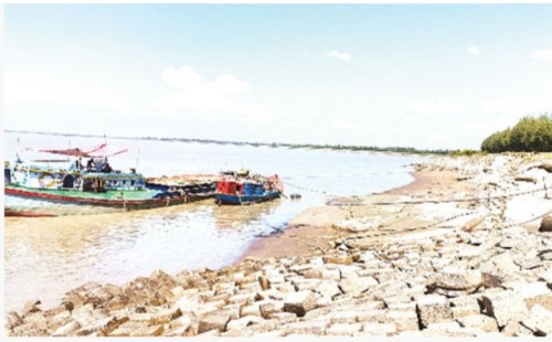 বাঁশখালীতে ঠিকাদারর অবহেলা জন্য বেড়িবাঁধ ভেঙে যাচ্ছে