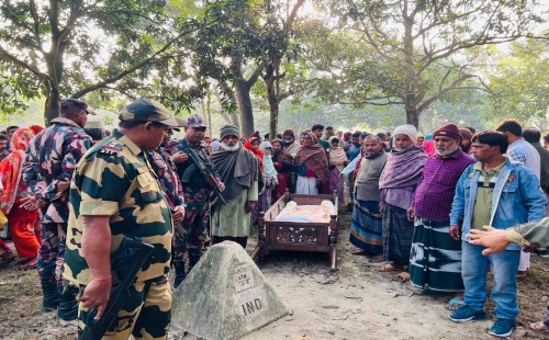 চাঁপাইনবাবগঞ্জ ৫৯ বিজিবির উদ্যোগে  ভারতীয় নাগরিকের লাশ দেখতে পেল বাংলাদেশীর আত্মীয়স্বজনরা