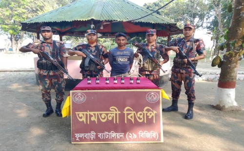 ফুলবাড়ী ব্যাটালিয়ন ২৯ বিজিবি'র মাদকবিরোধী অভিযানে মাদকসহ ১ জন আটক